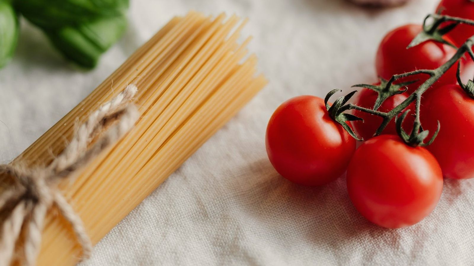Tre ingredienti allineati sul marmo: base, condimento e tocco